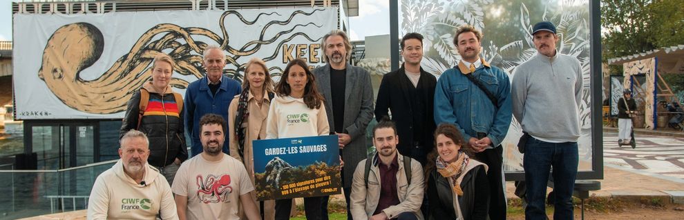 CIWF France, le street artiste Kraken, des scientifiques et élus devant l'oeuvre de Kraken : un poulpe géant. Keep them wild.