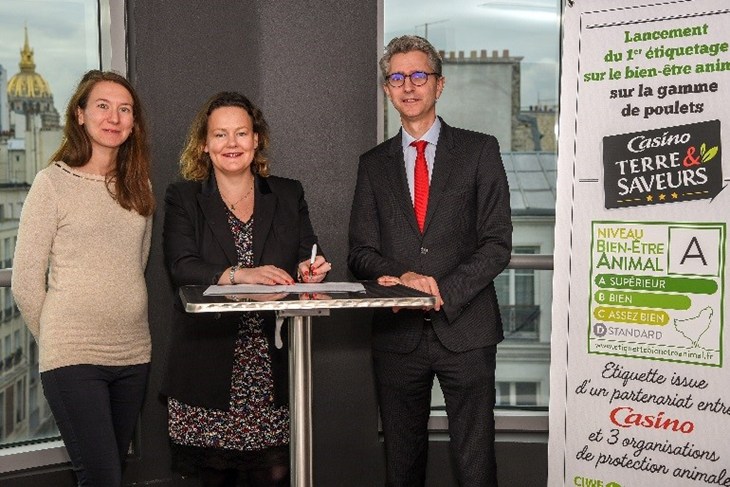 Amélie Legrand signe le Better Chicken Commitment avec Casino