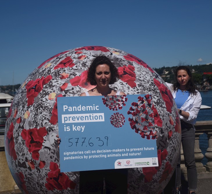 Marion, responsable de campagnes mondiales, remet la pétition pétition le 12 juillet à Genève