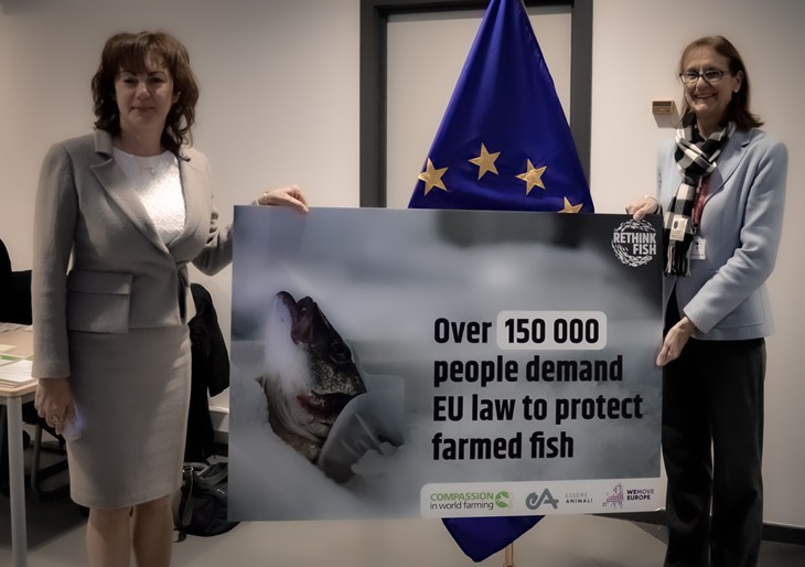 Remise de la pétition "poissons" par Olga Kikou, DG CIWF UE à Claire Bury de la ComUE