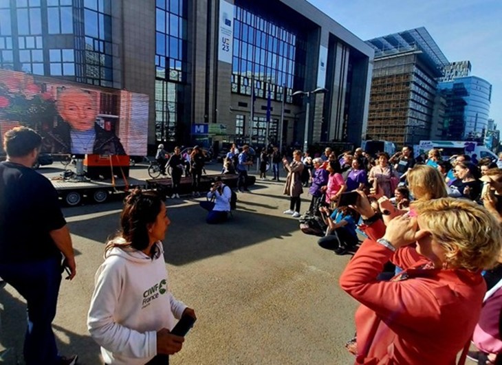Jane Goodall sur grand écran devant le bâtiment de la CE le 13oct23