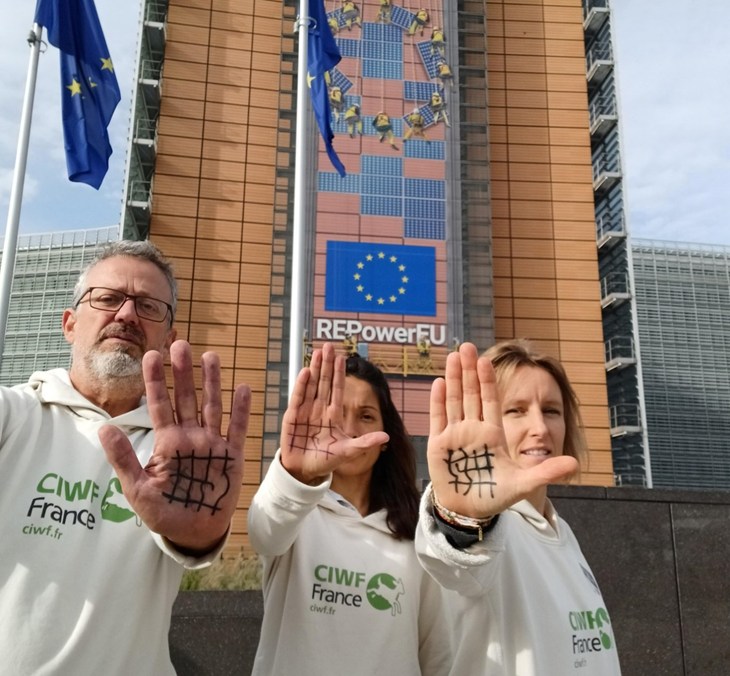 Yvan, Julie et Agathe devant le bâtiment de la CE le 13oct23