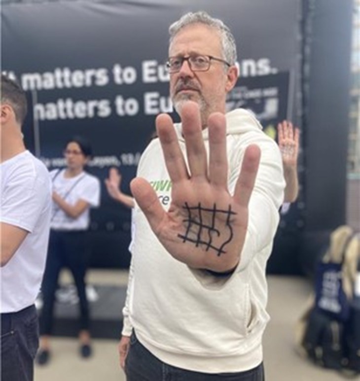 Le directeur de CIWF France, Yvan Savy, dit non aux cages, devant le bâtiment de la CE le 13oct