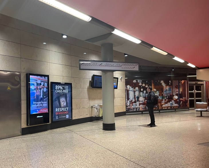 Affiches dans le metro Fin des cages