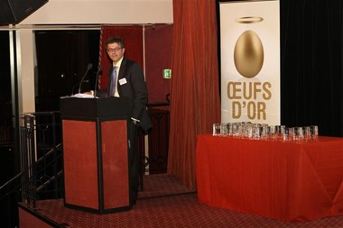 Un homme au micro lors de la cérémonie des Œufs d'Or en 2010 à Paris