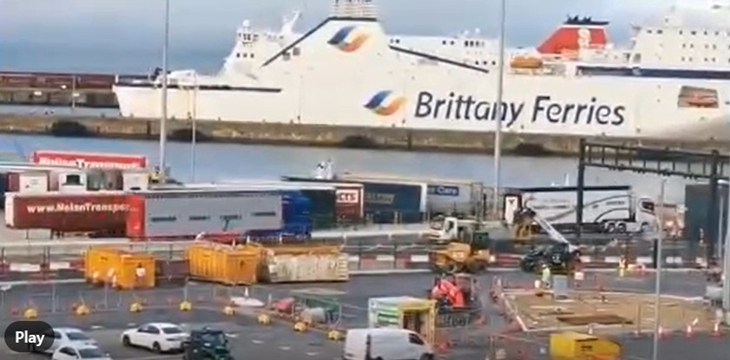 Le ferry de Brittany Ferries attendant les camions de transport d'animaux arrivés